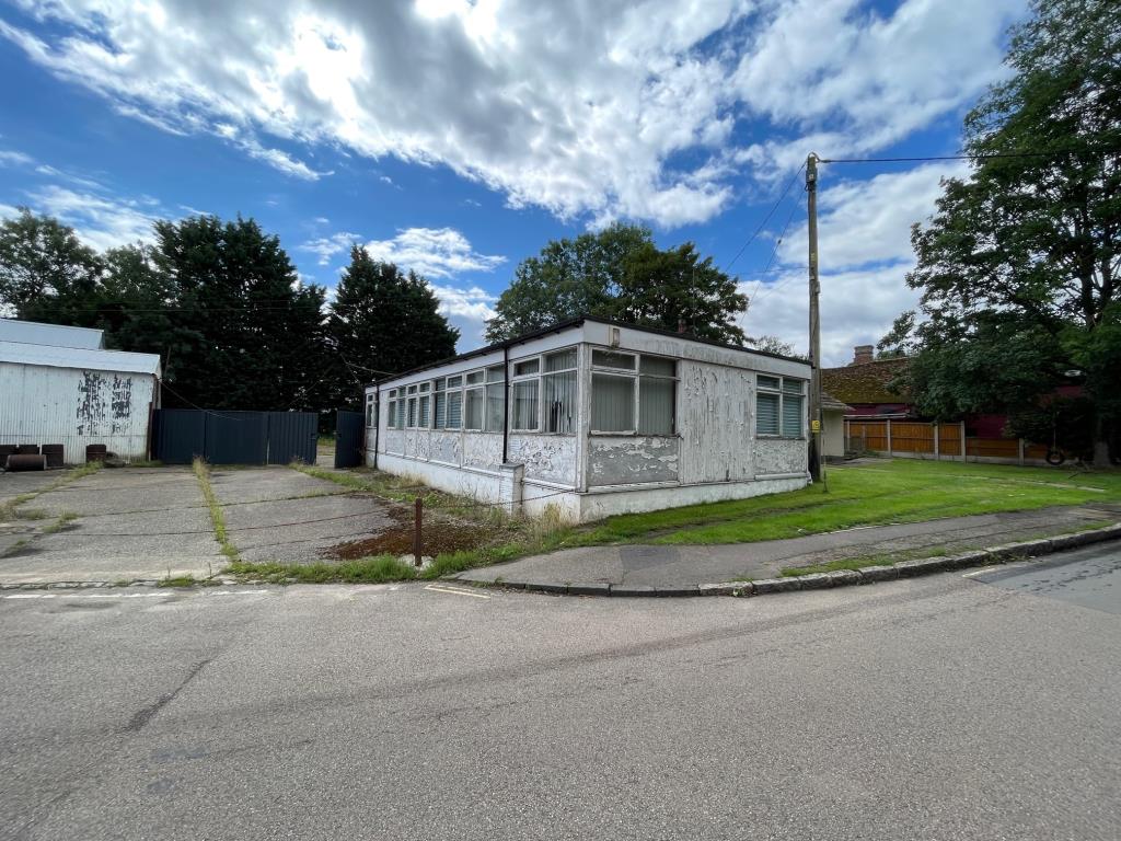 Lot: 39 - COMMERCIAL PROPERTY AND YARD WITH PLANNING - Office building